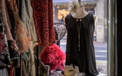 Robe noire ornée de son collier