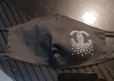 Optez pour le port du masque avec élégance. Grâce à la Boutique Corinne, le masque de protection rime avec mode.