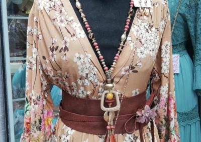 Découvrez nos tenues estivales, pour toutes celles qui aiment les longues robes fleuries !