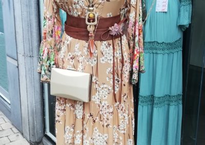 Découvrez nos tenues estivales, pour toutes celles qui aiment les longues robes fleuries !