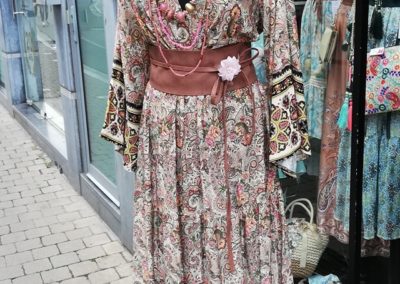 Découvrez nos tenues estivales, pour toutes celles qui aiment les longues robes fleuries !